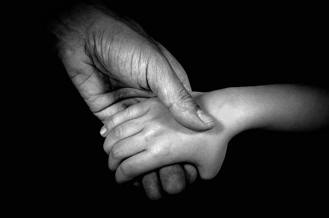 Mani di genitori e figli, diritto di famiglia